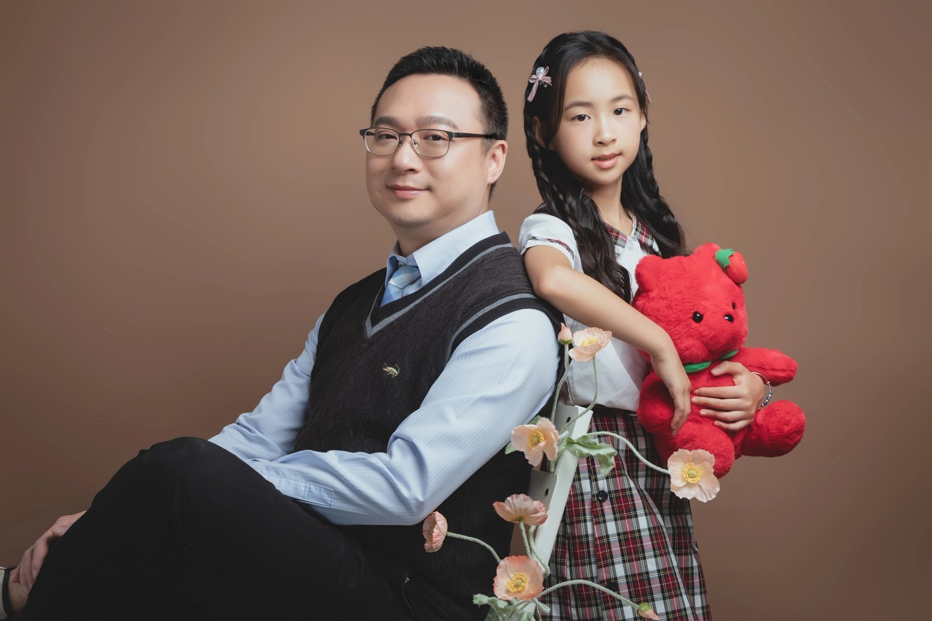 親子寫真－棕色背景父女背靠背與紅色小熊合影