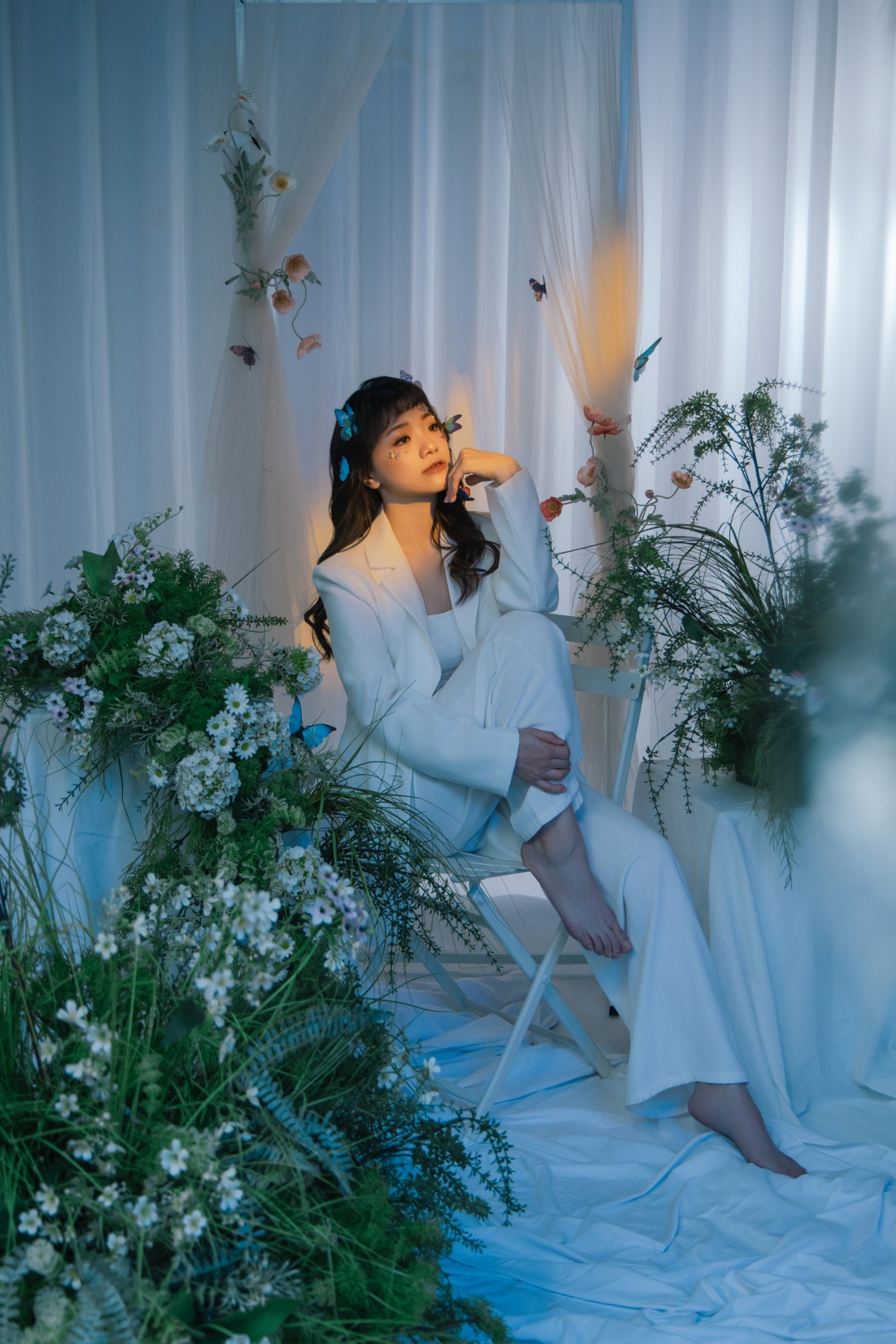 主題式寫真－白色西裝女性坐姿花草紗簾佈景