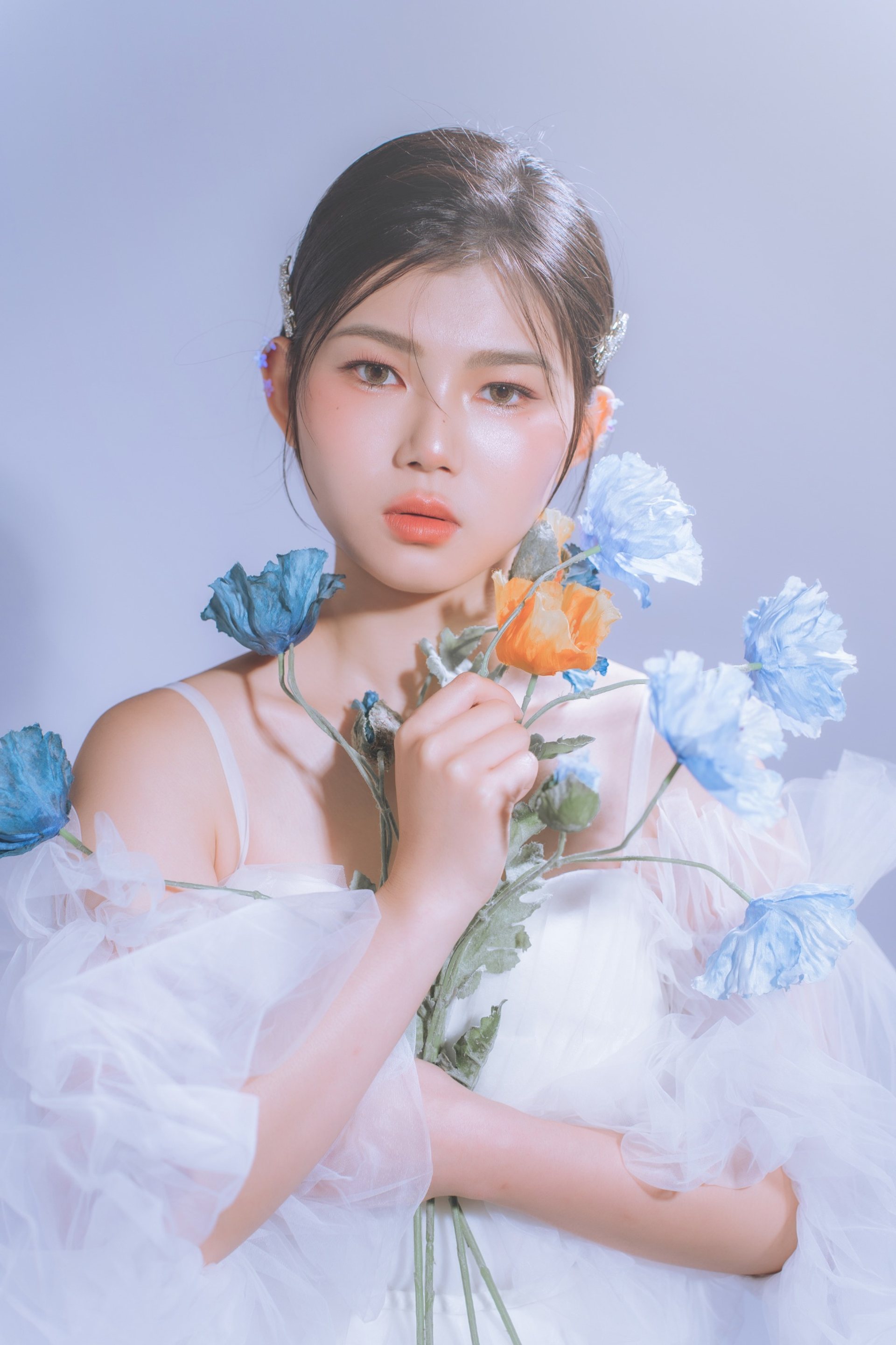 主題式寫真－白紗洋裝女性手持藍橘花朵半身照