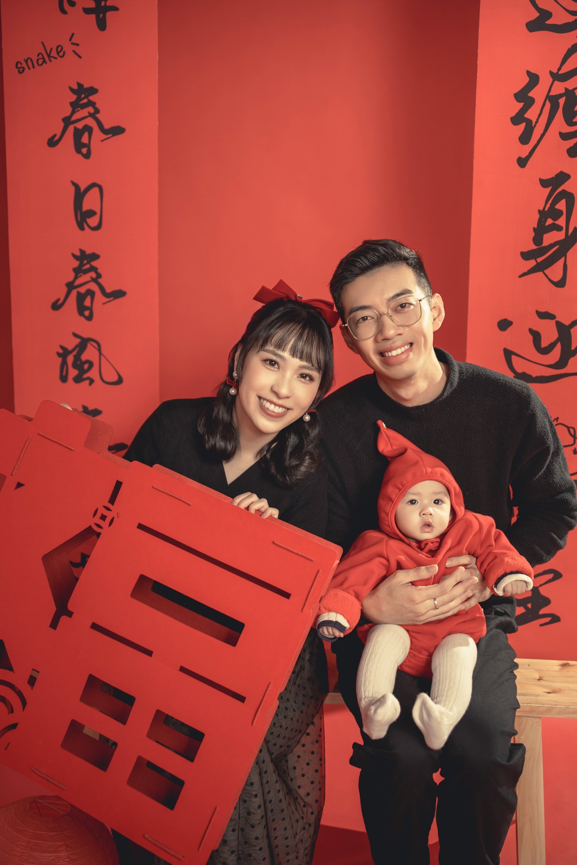 全家福多人寫真－新年紅色佈景三口之家持福字道具
