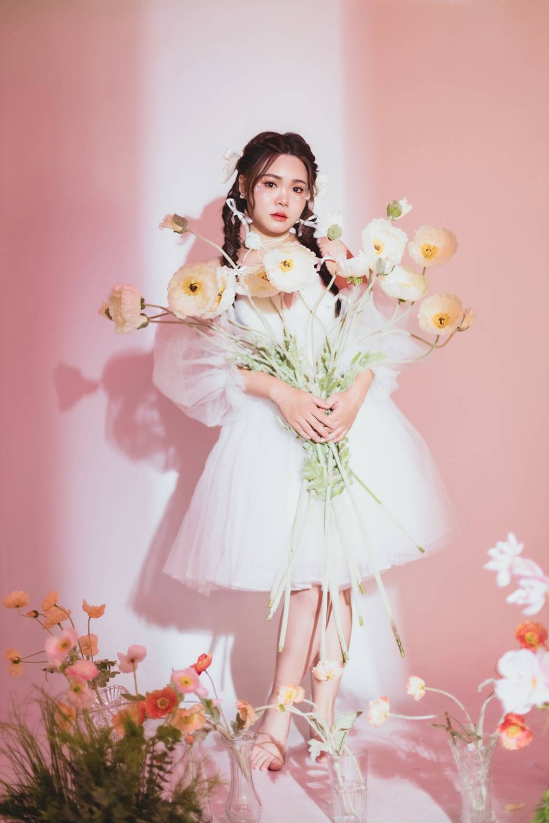 主題式寫真－粉色背景白紗裙女性懷抱花束