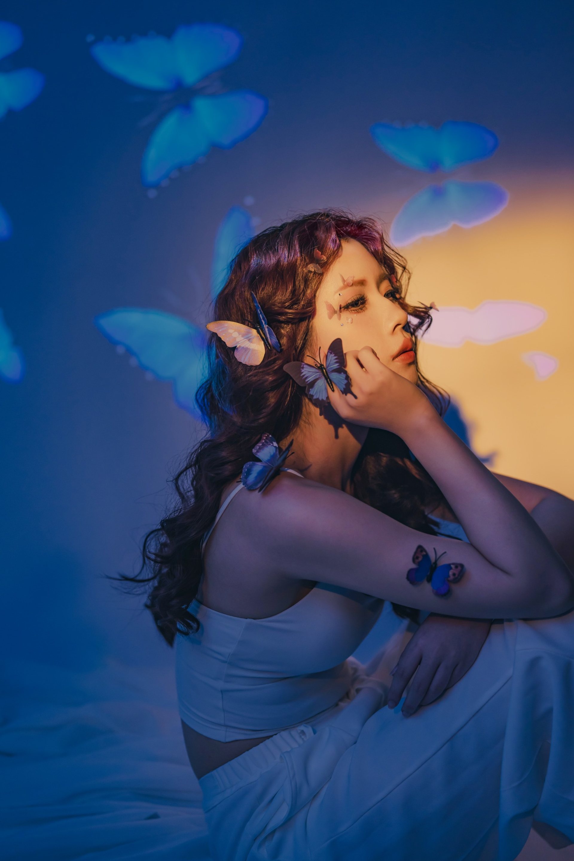主題式寫真－藍色蝴蝶光影中白衣女性側顏