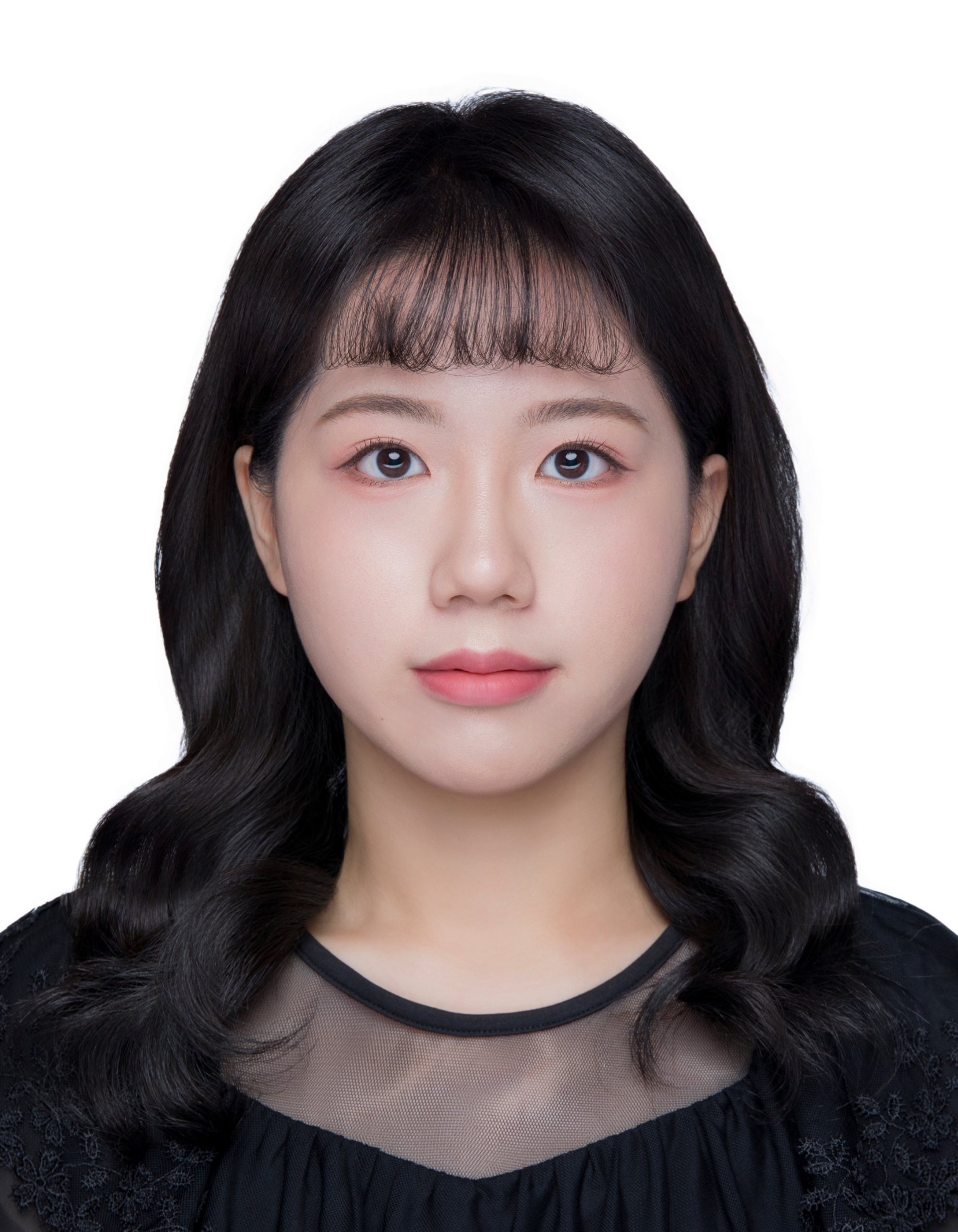 精緻證件照－白底黑色上衣黑長直髮女性