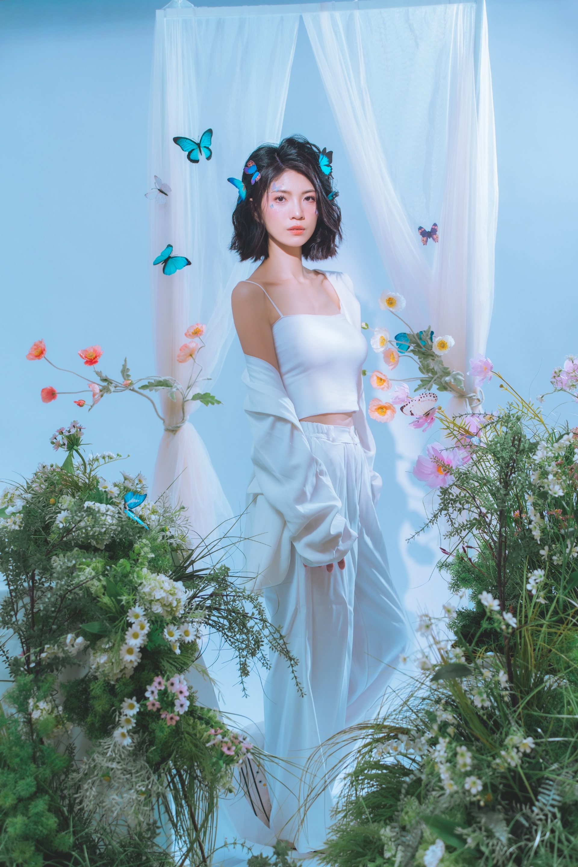 主題式寫真－淺藍色調白衣女性蝴蝶花草全身照