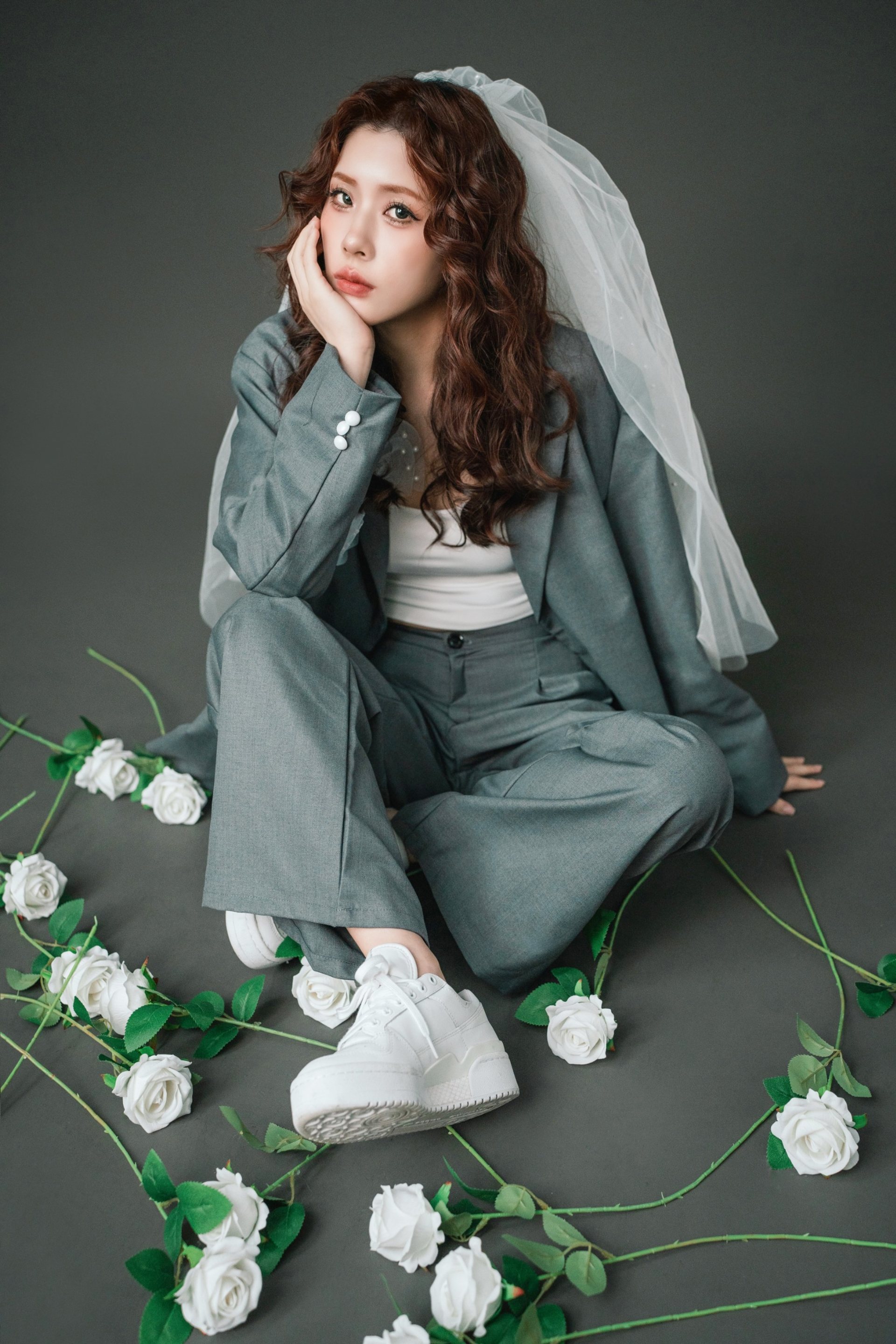 主題式寫真－灰綠西裝白頭紗女性白玫瑰散落棚拍