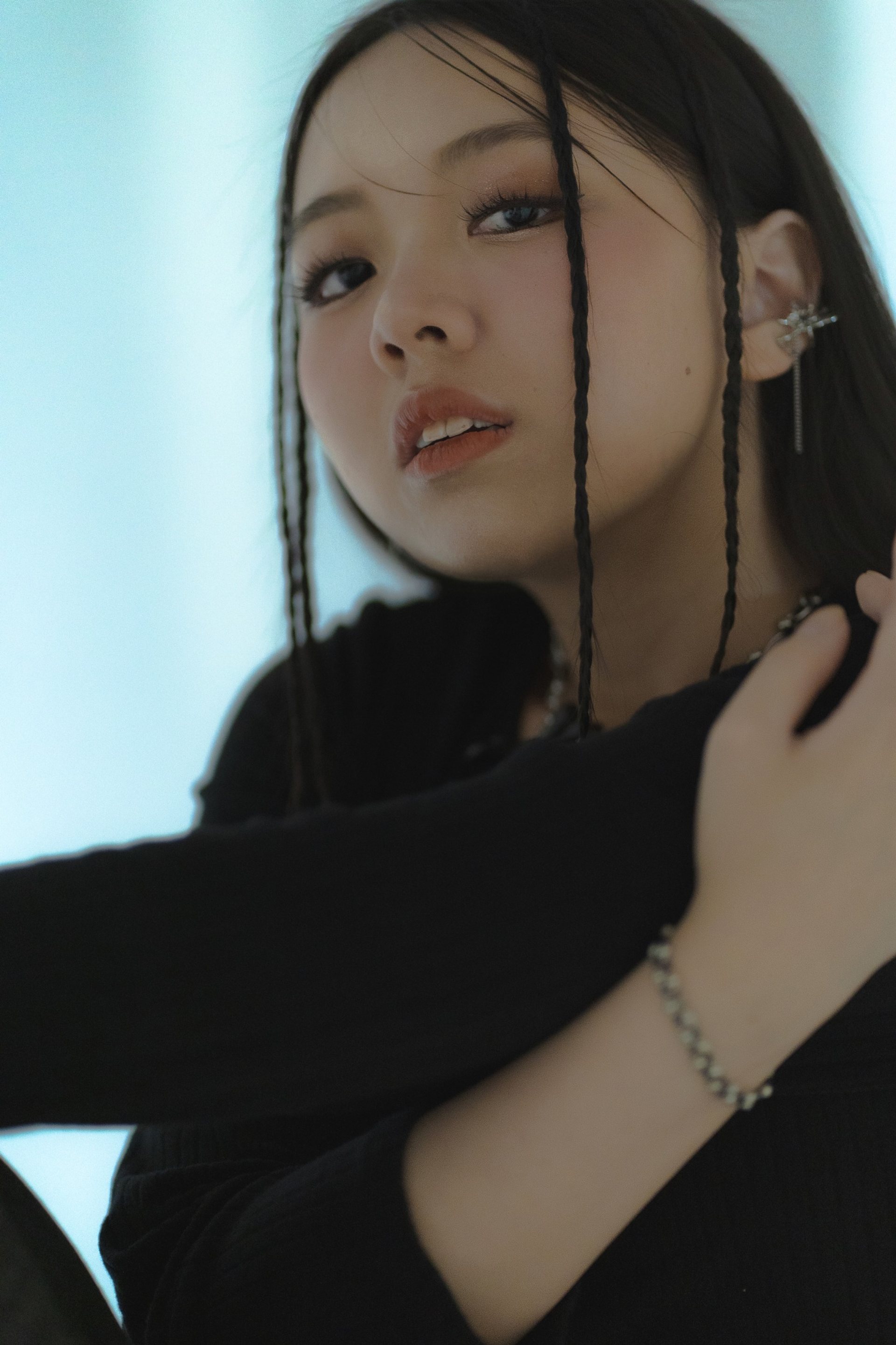 主題式寫真－黑衣女性細辮髮絲銀飾冷調特寫