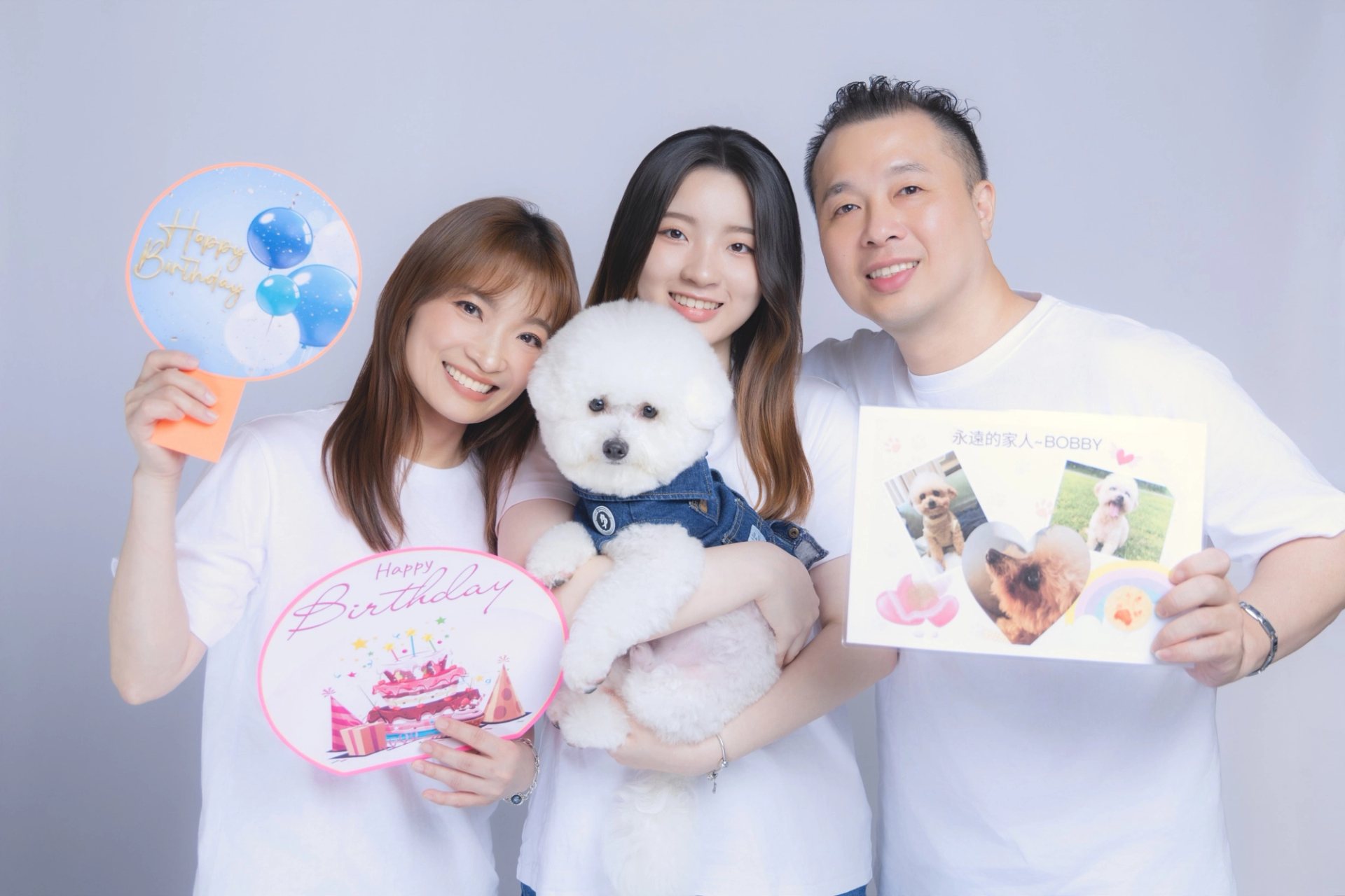 全家福寫真－生日主題三人懷抱白色捲毛犬