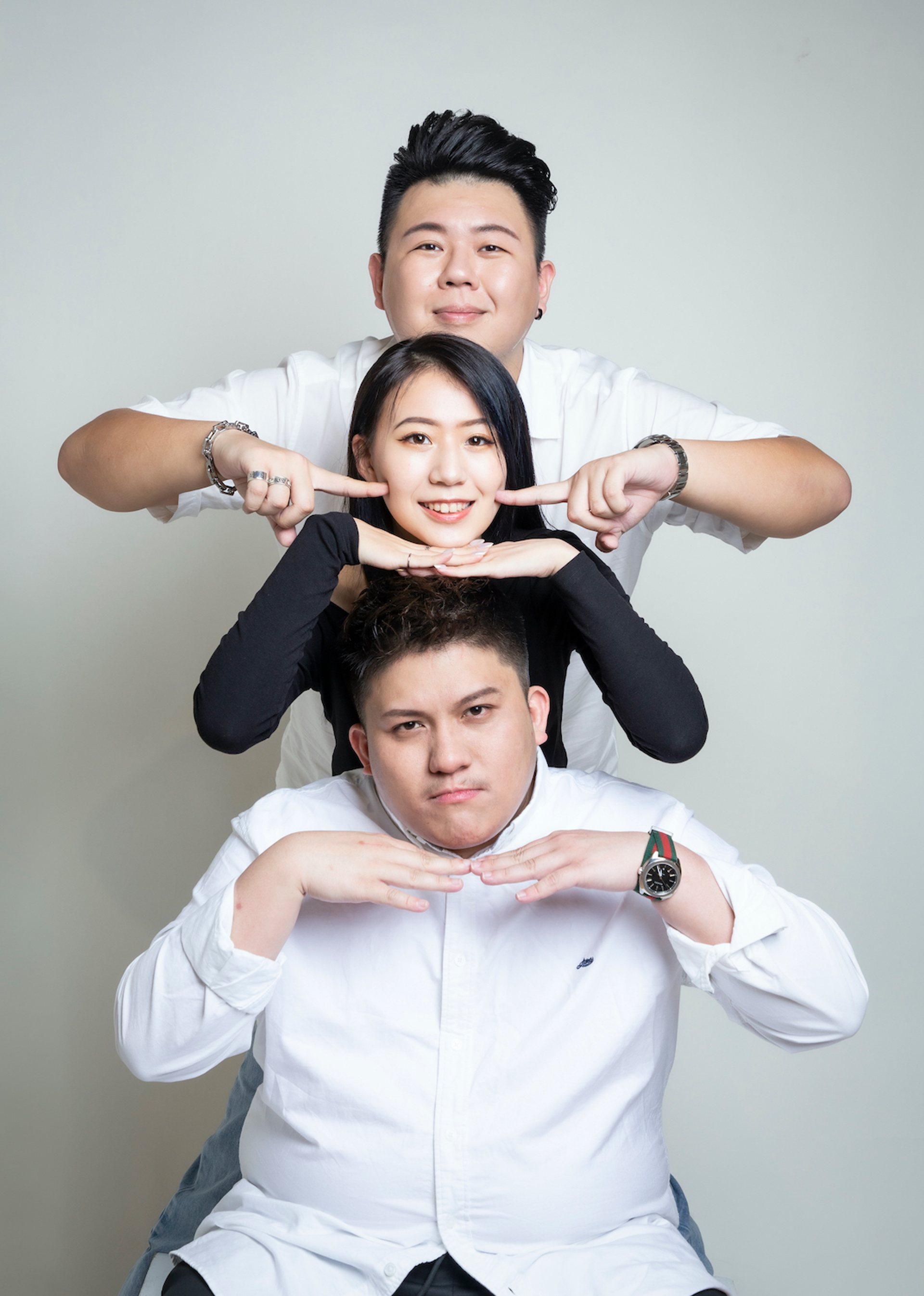 全家福寫真－三人疊排俏皮表情黑白服裝