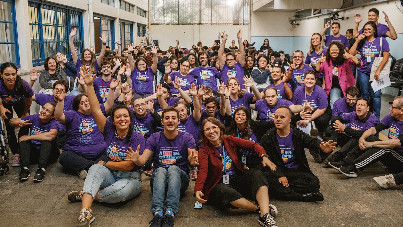 Grupo do Pertence reunido durante uma atividade, com a equipe acompanhando.