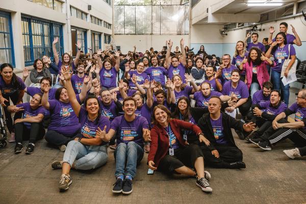 Grupo do Pertence reunido durante uma atividade, com a equipe acompanhando.