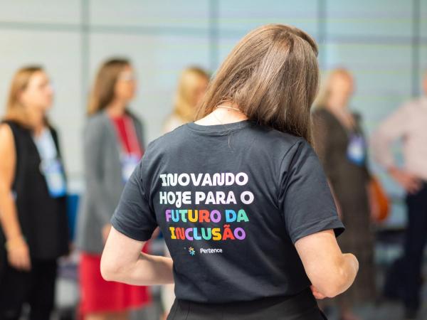Participantes em uma oficina do Clube, em atividade coletiva.