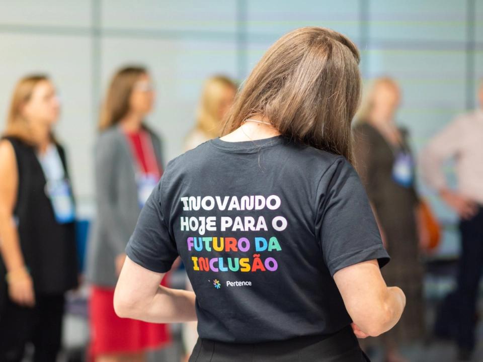 Participantes em uma oficina do Clube, em atividade coletiva.