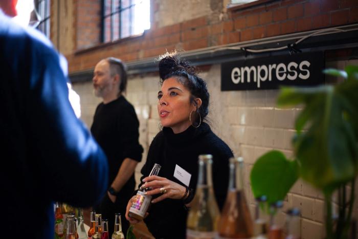 Anna fra Empress snakker med besøkende