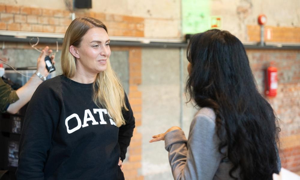 Bilde av to personer som snakker sammen på Future Foods-konferansen.