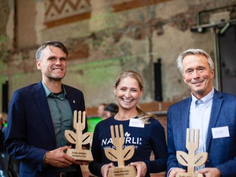 Tre personer som vant Planteprisen viser trofeet.