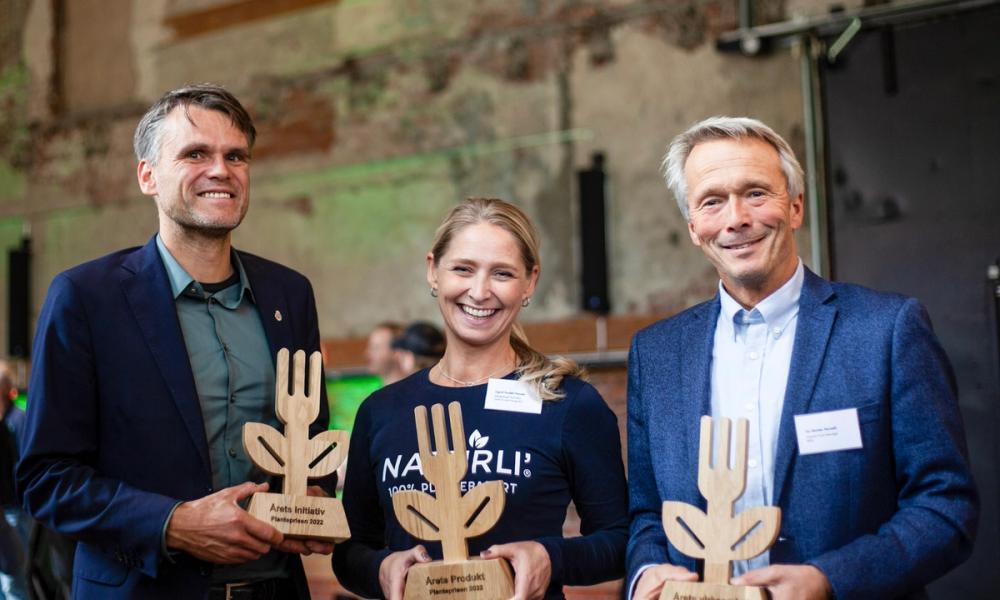 Tre personer som vant Planteprisen viser trofeet.