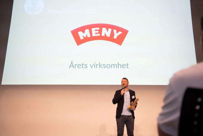 Meny tar imot prisen for Årets virksomhet