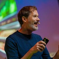 Bilde av Jonas Werner Andersen som holder foredrag på en scene.