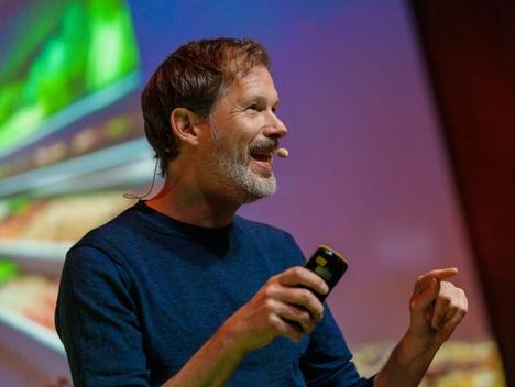 Bilde av Jonas Werner Andersen fra Norgesgruppen på en scene.