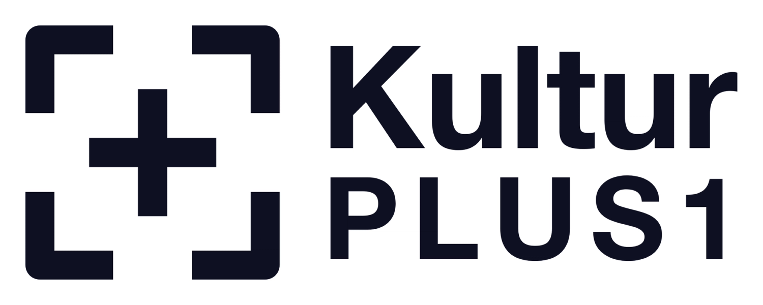 Auf dem Bild ist das Logo von dem Projekt KulturPLUS1 sichtbar welches aus einem eingerahmten Plus besteht sowie dem Projektnamen.