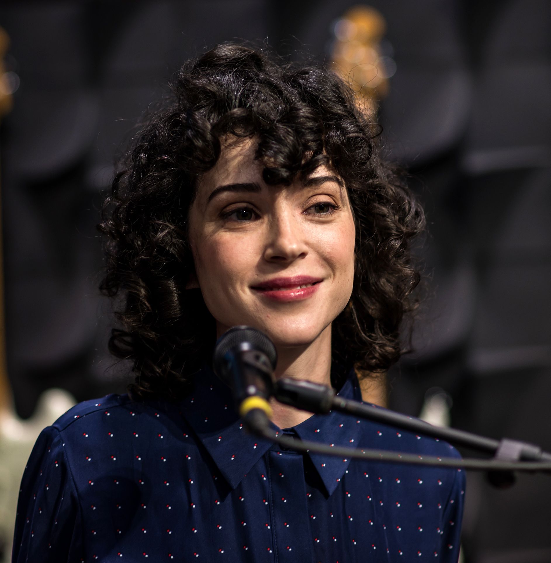 Photo of musician St. Vincent (Annie Clark) at a music trade show in 2017.