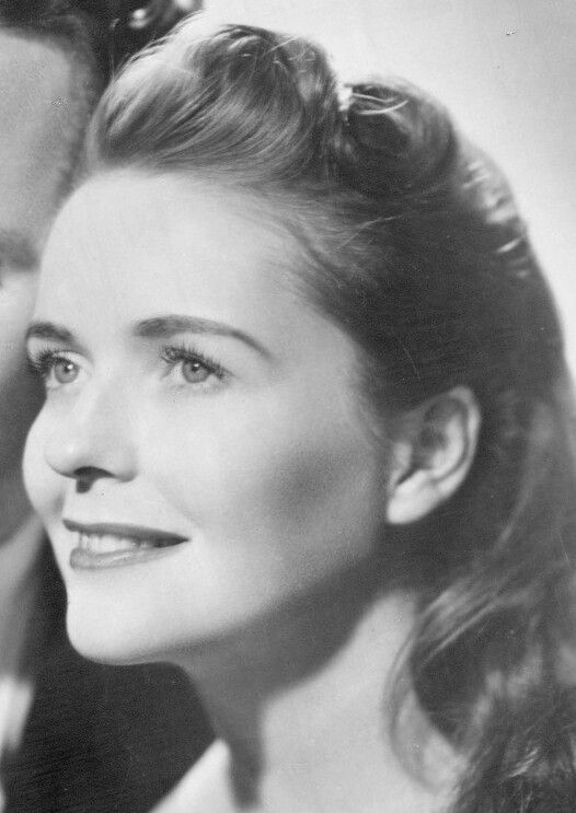 Portrait photo of singer and guitarist Mary Ford from 1953