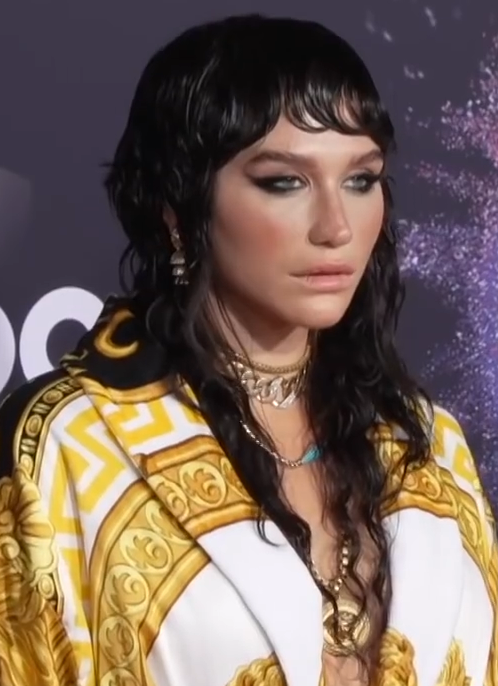Photo of singer Kesha at an awards show