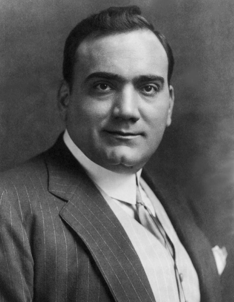 Portrait photo of opera tenor Enrico Caruso