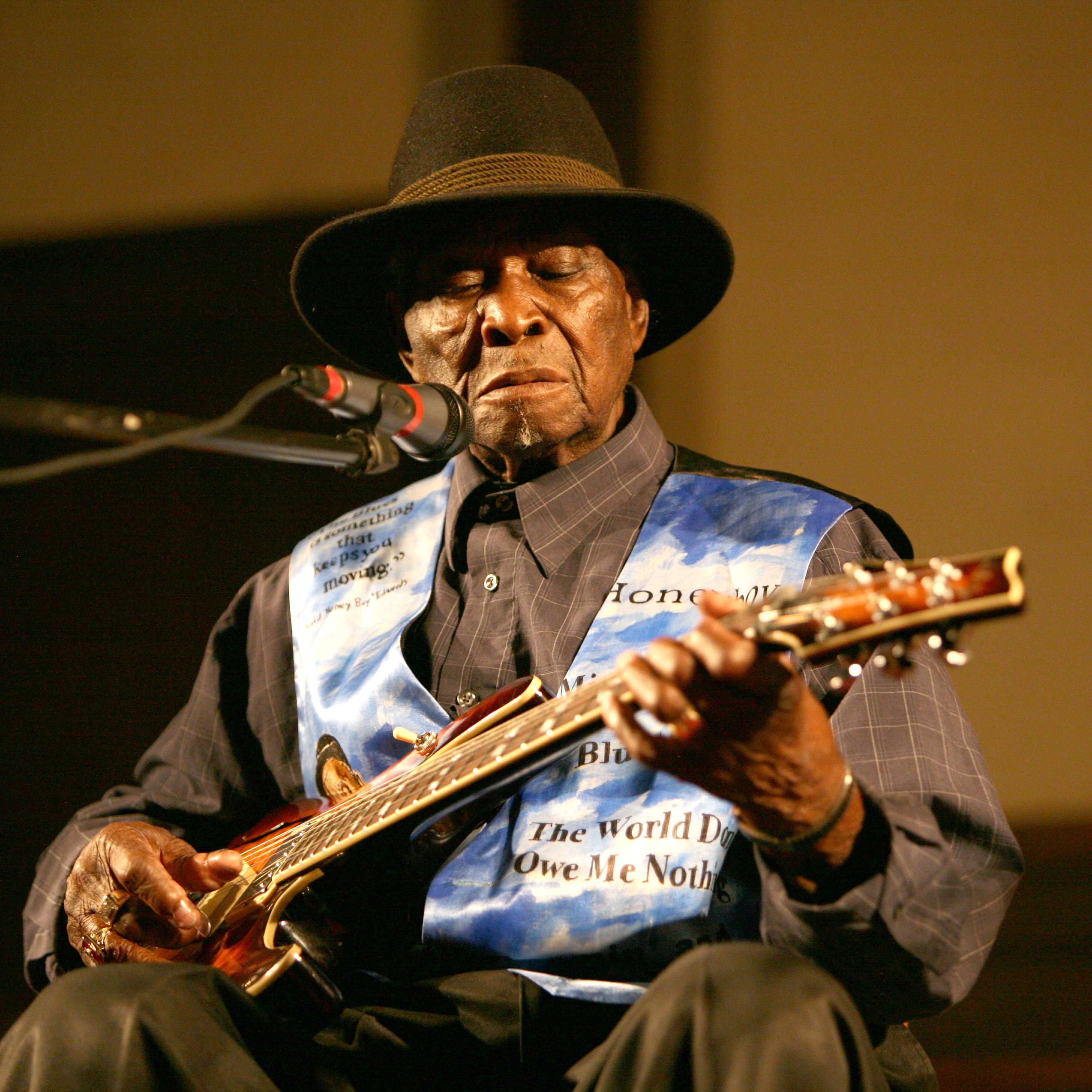 Photo of blues guitarist David Honeyboy Edwards