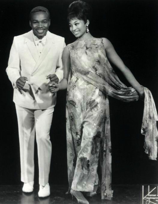 Black-and-white publicity photo of the singing duo Peaches & Herb from 1968.