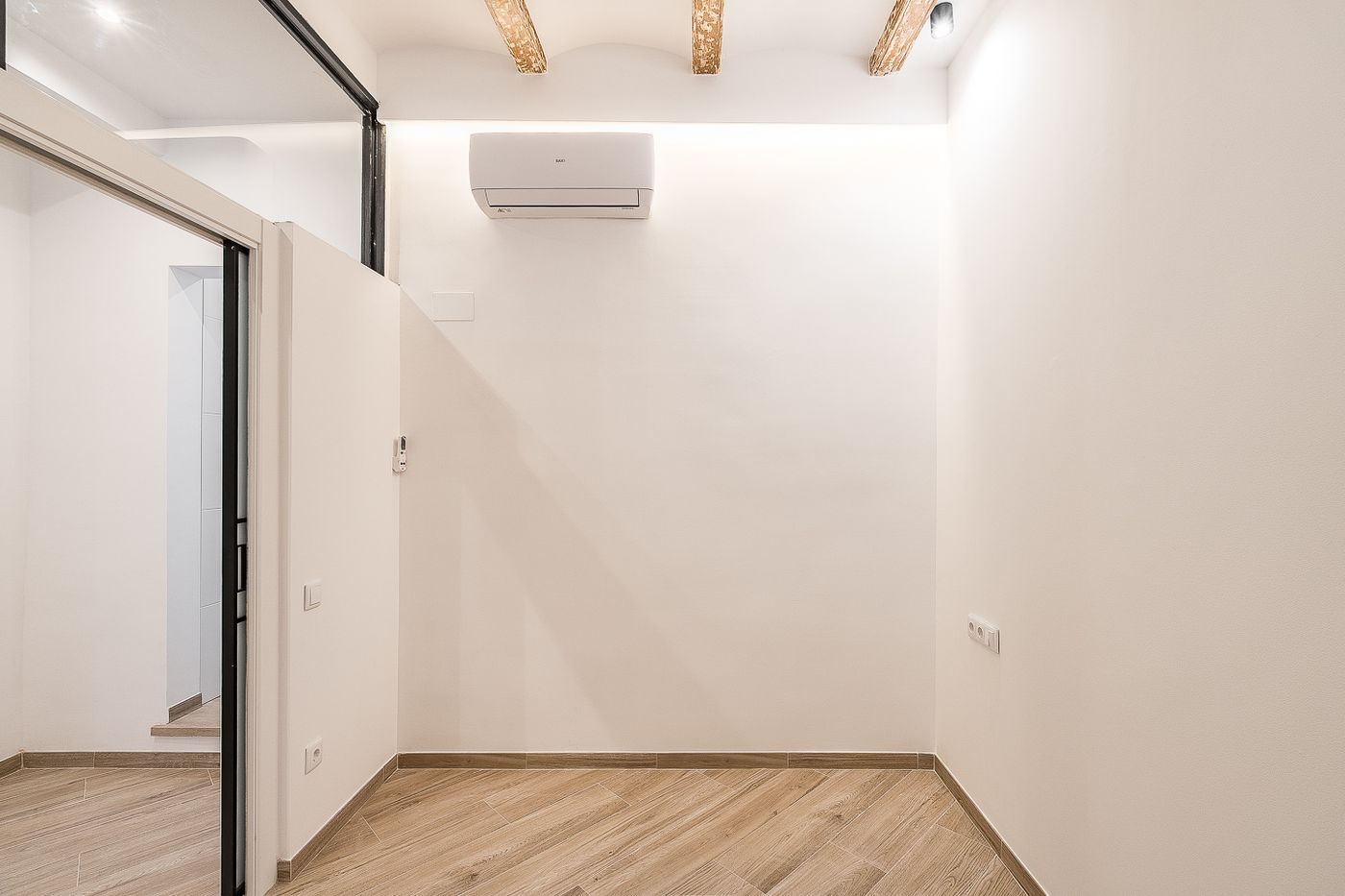 Piso con encanto, terraza privada y bóveda catalana en Barcelona — 20