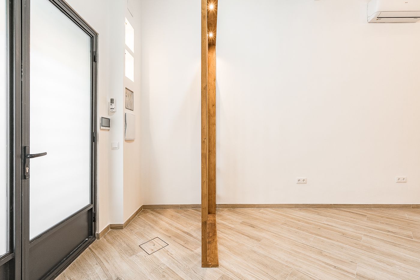 Piso con encanto, terraza privada y bóveda catalana en Barcelona — 3