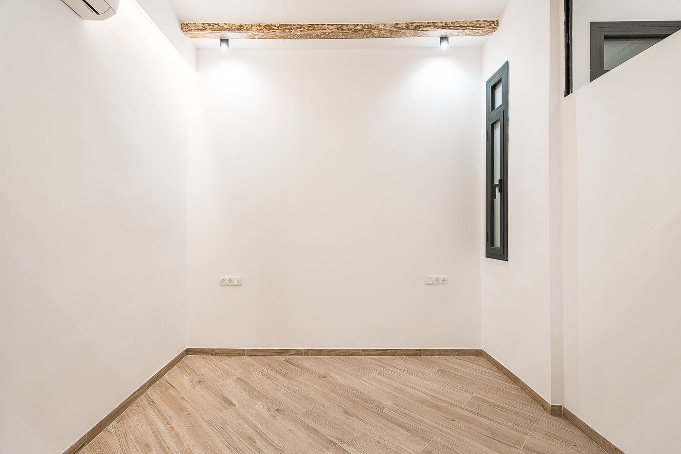Piso con encanto, terraza privada y bóveda catalana en Barcelona — 19
