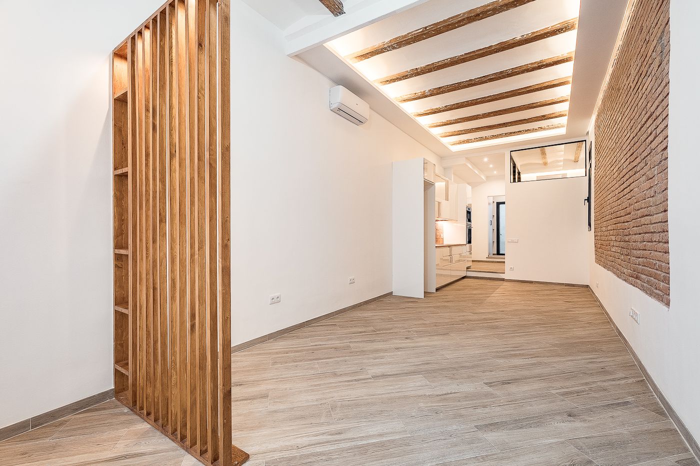 Piso con encanto, terraza privada y bóveda catalana en Barcelona — 5