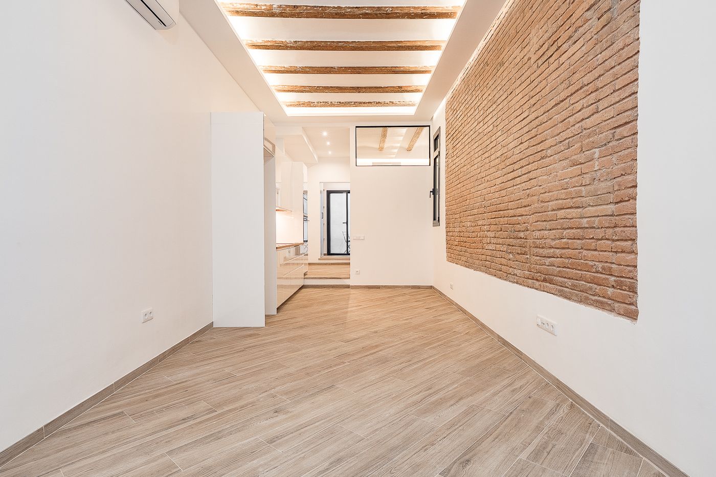 Piso con encanto, terraza privada y bóveda catalana en Barcelona — 6