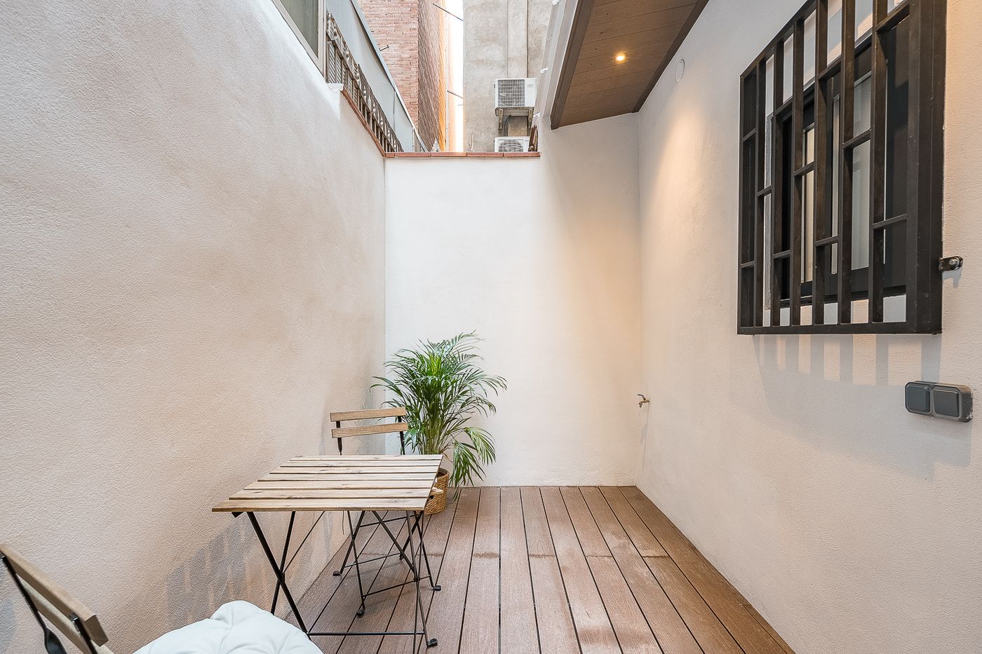 Piso con encanto, terraza privada y bóveda catalana en Barcelona — 27