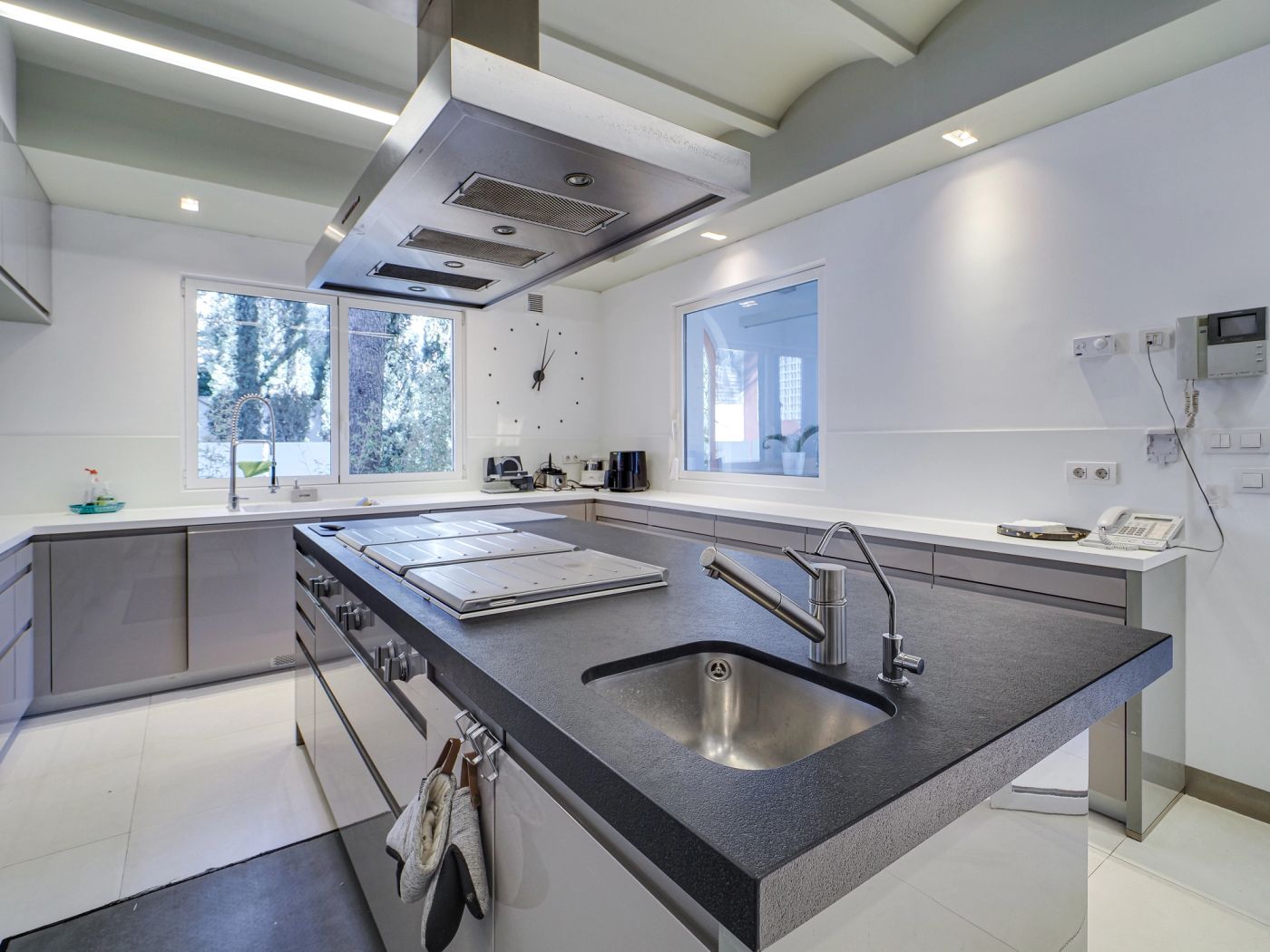 Casa Moderna de Lujo con Rooftop y Piscina Infinity en Pedralbes-Barcelona — 16