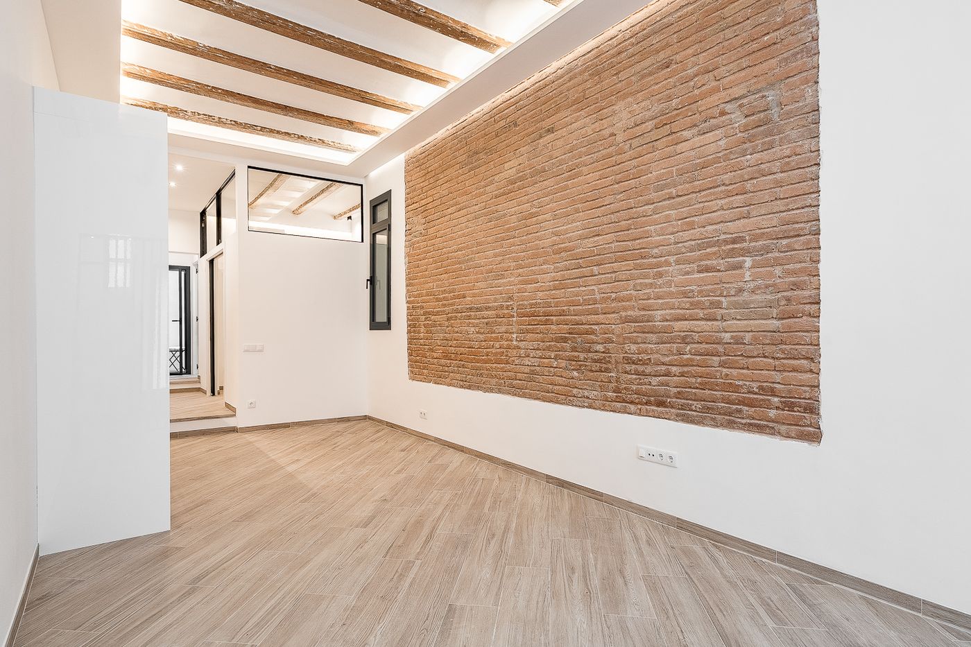 Piso con encanto, terraza privada y bóveda catalana en Barcelona — 7