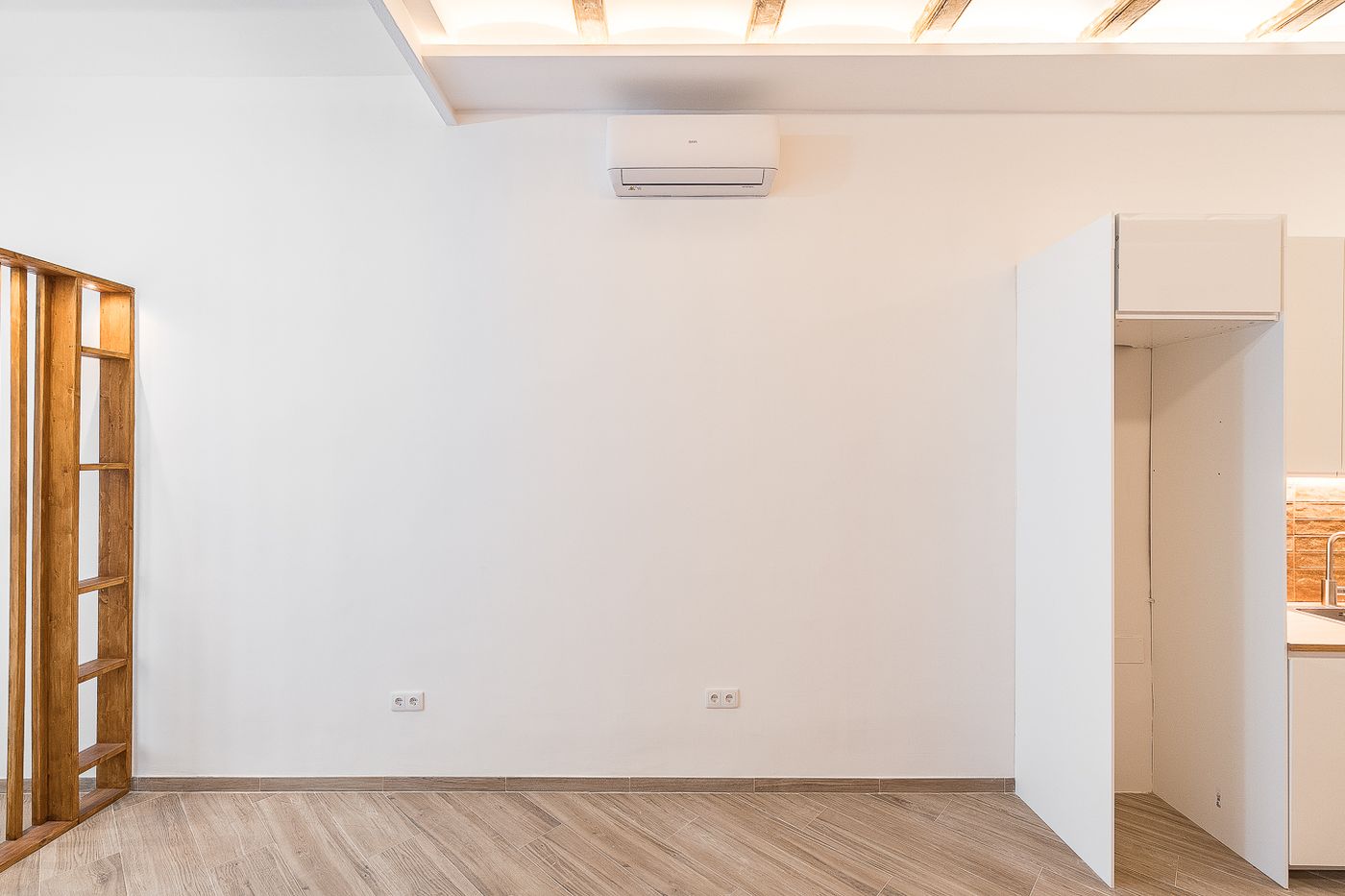 Piso con encanto, terraza privada y bóveda catalana en Barcelona — 9