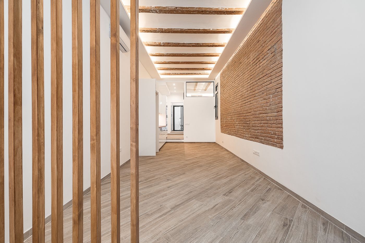 Piso con encanto, terraza privada y bóveda catalana en Barcelona — 4