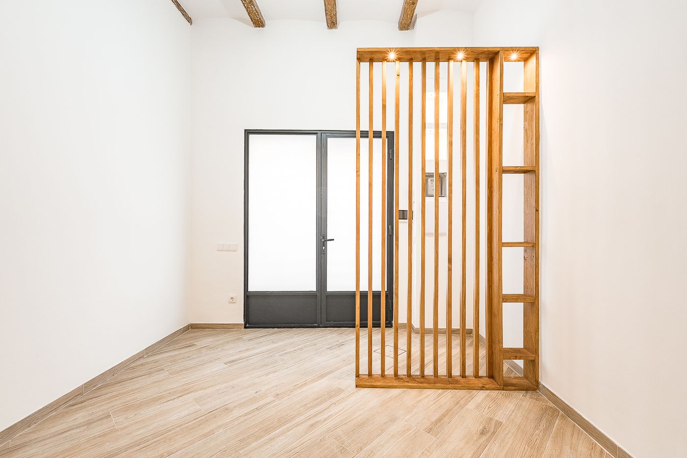 Piso con encanto, terraza privada y bóveda catalana en Barcelona — 2