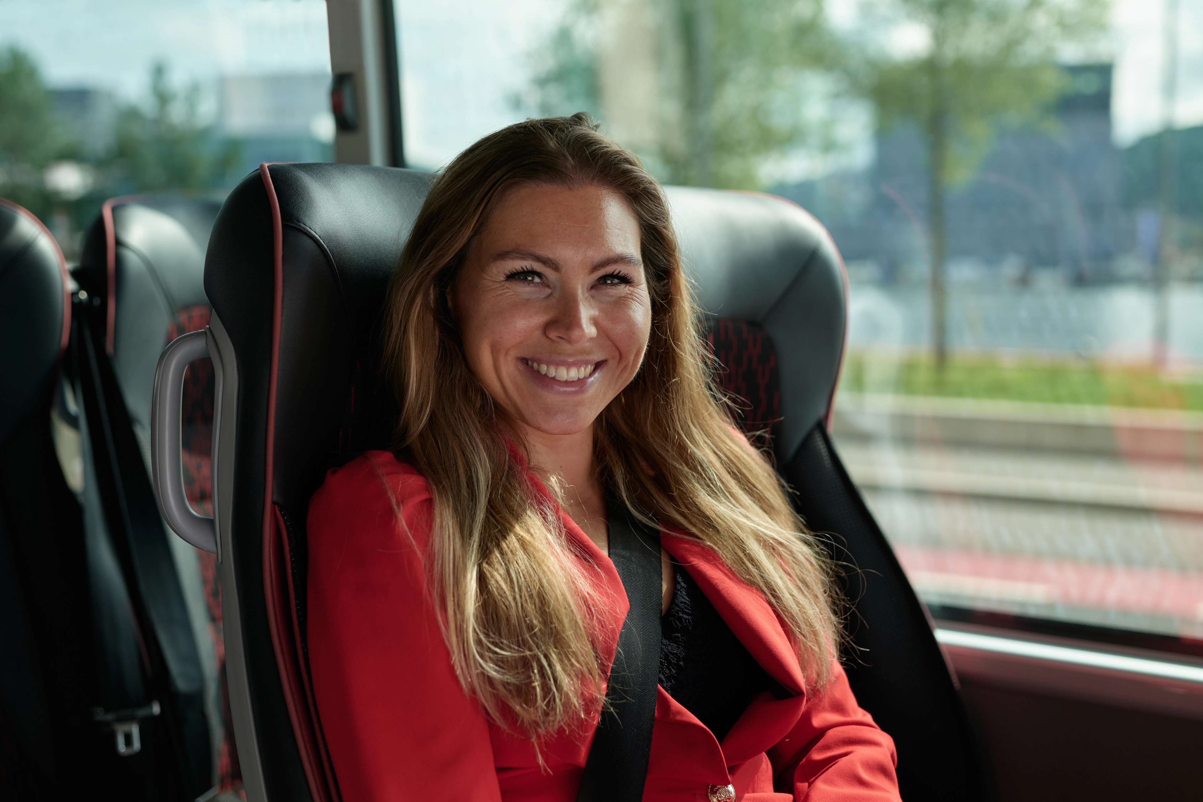 To bussjåfører foran bussen
