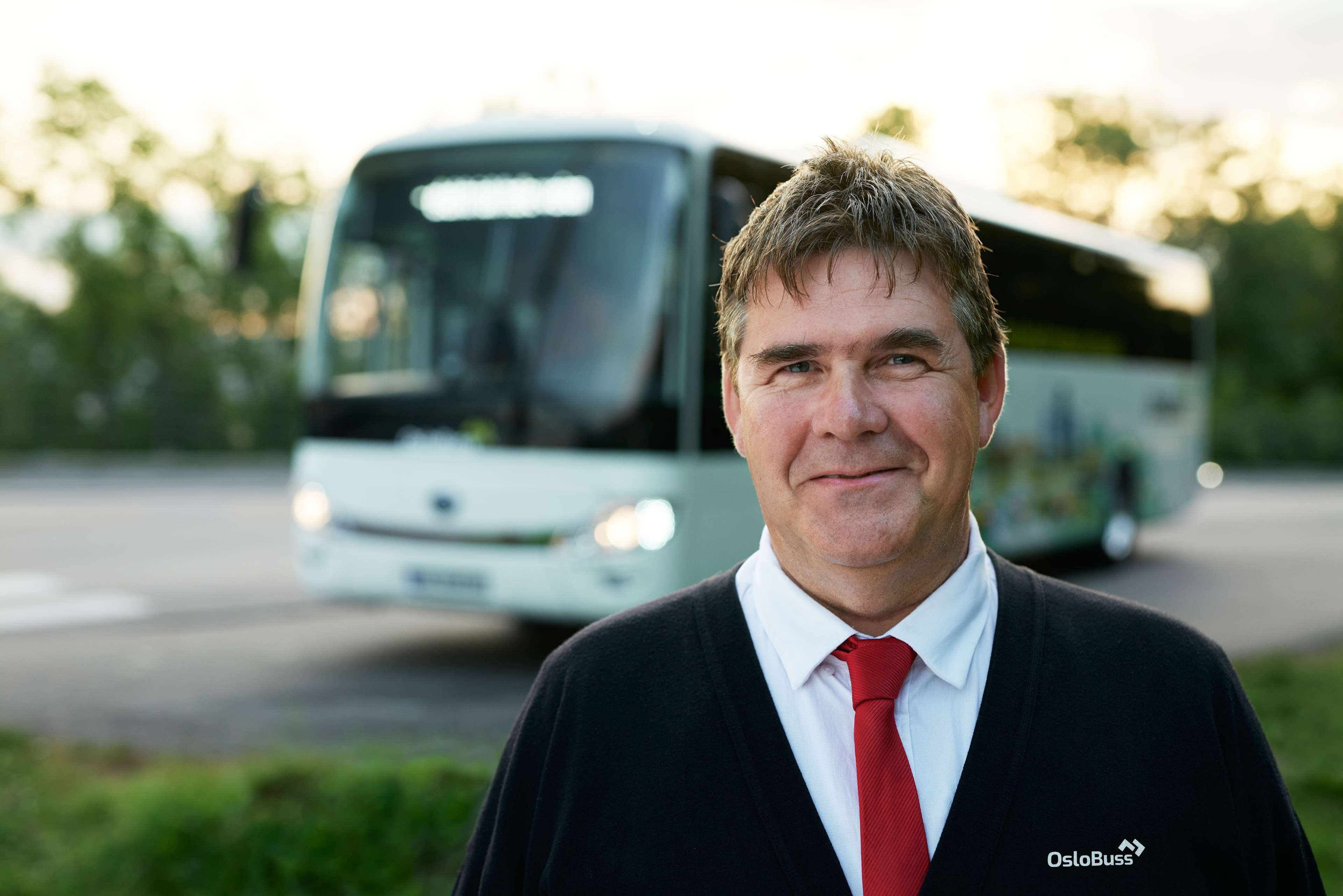Innsiden av en moderne turbuss med romslige seter