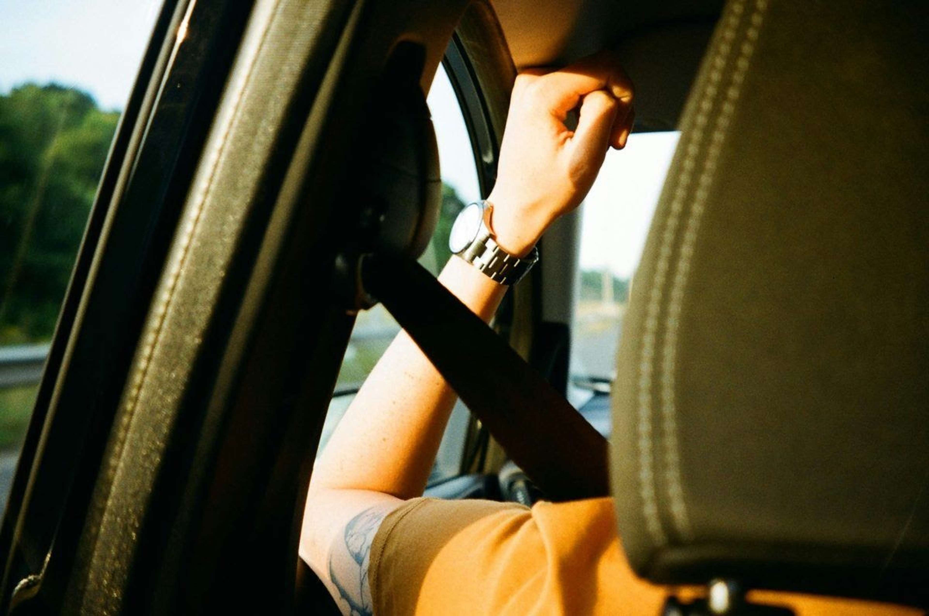 Passager med sele over brystet ved vinduet i solskin