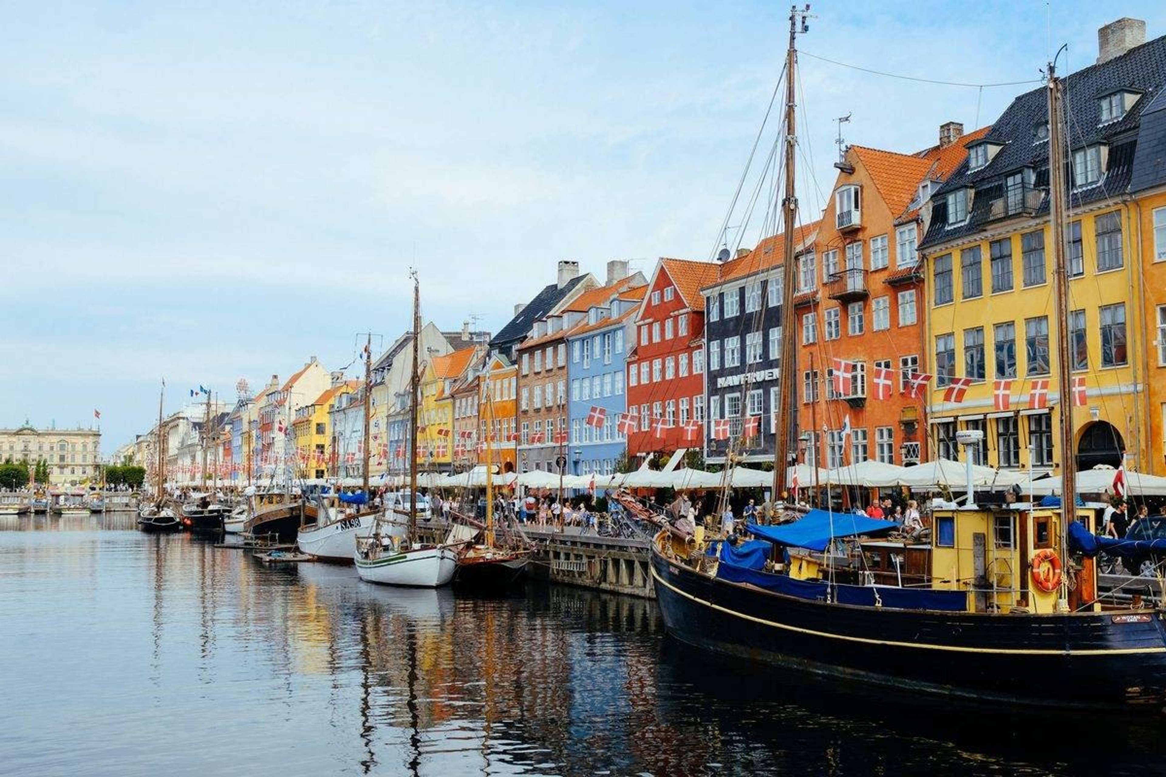 Nyhavn i København med farverige huse og gamle sejlskibe langs kanalen