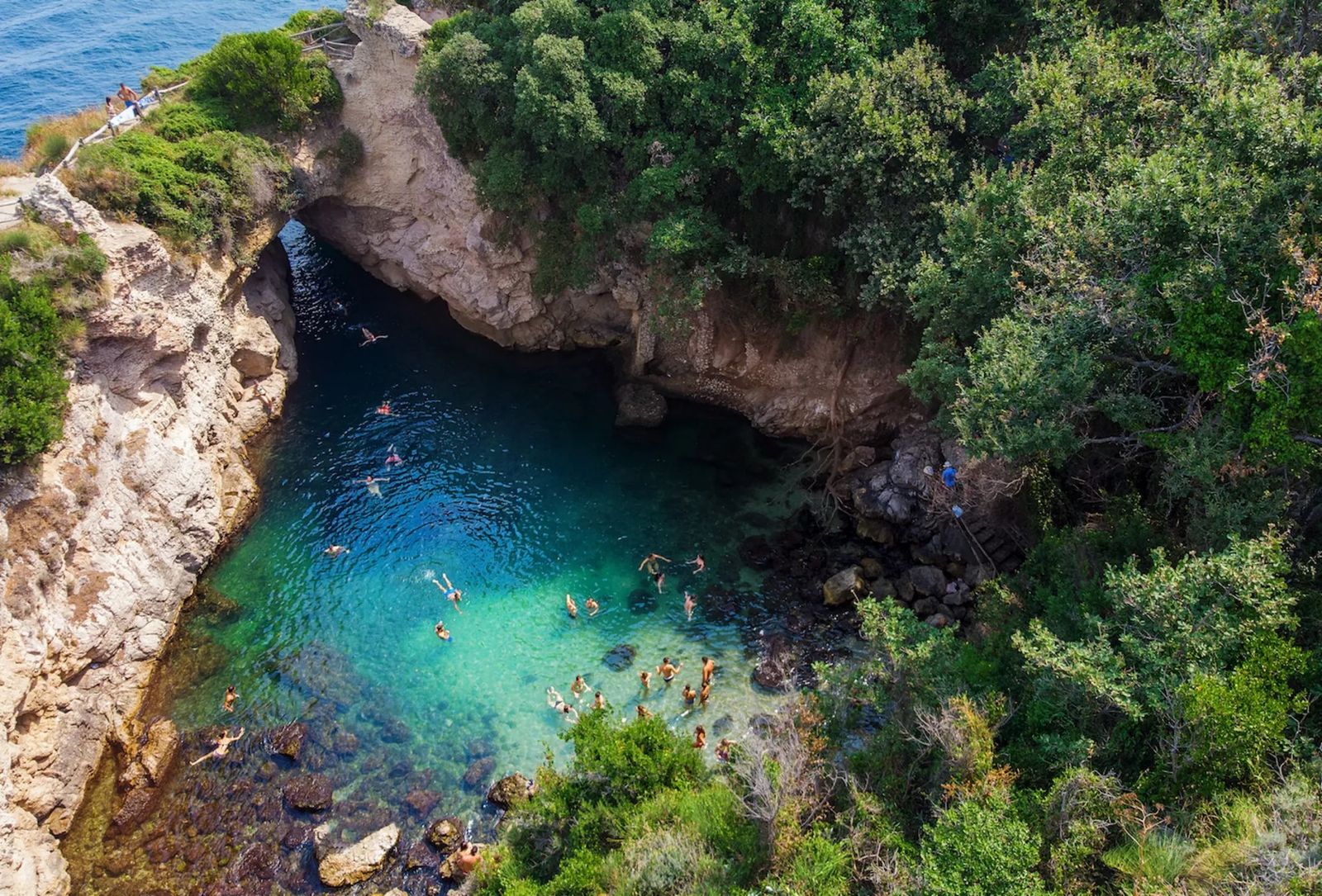 L'arco naturale dei Bagni della Regina Giovanna