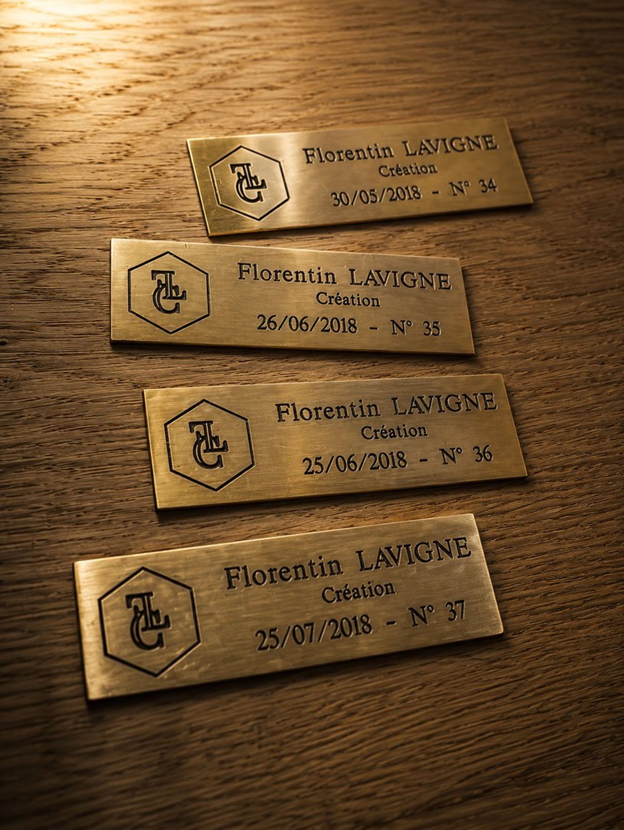 Plaques de laiton gravées à leur numéro de fabrication