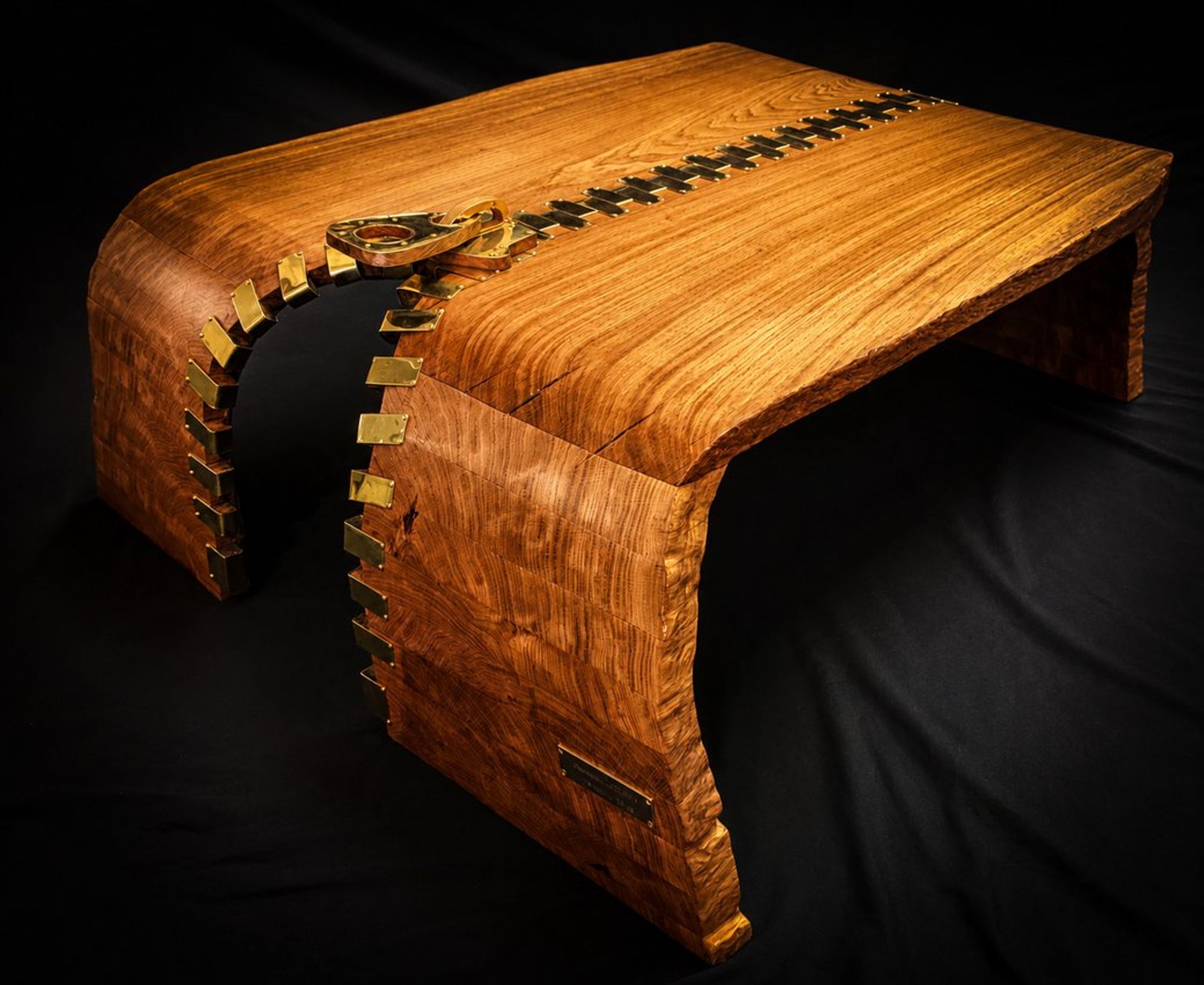 Table basse « Zip », chêne et laiton