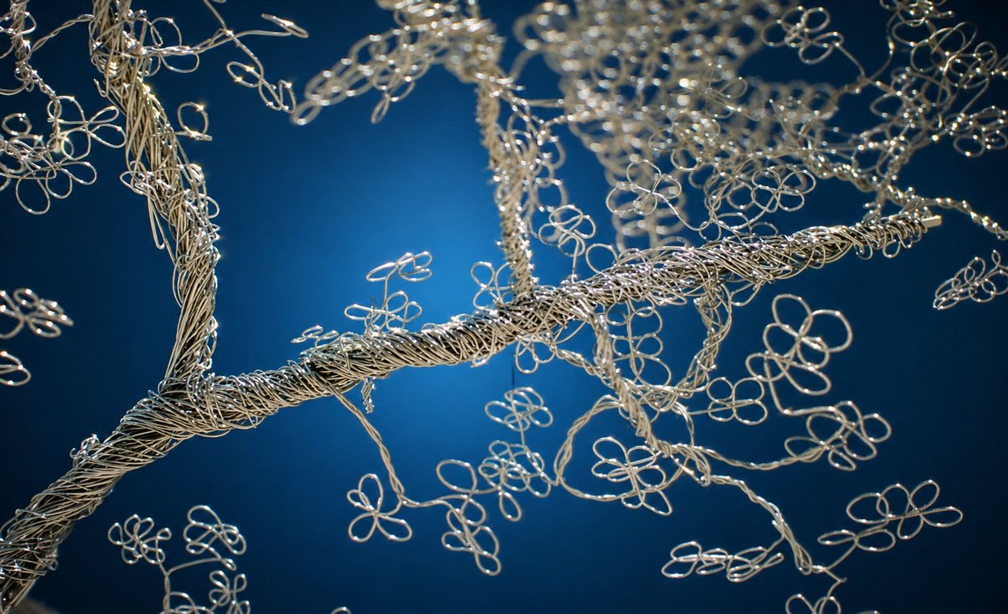 « L’Arbre l’Éternel », sculpture en fil inox, Gap – vue 3