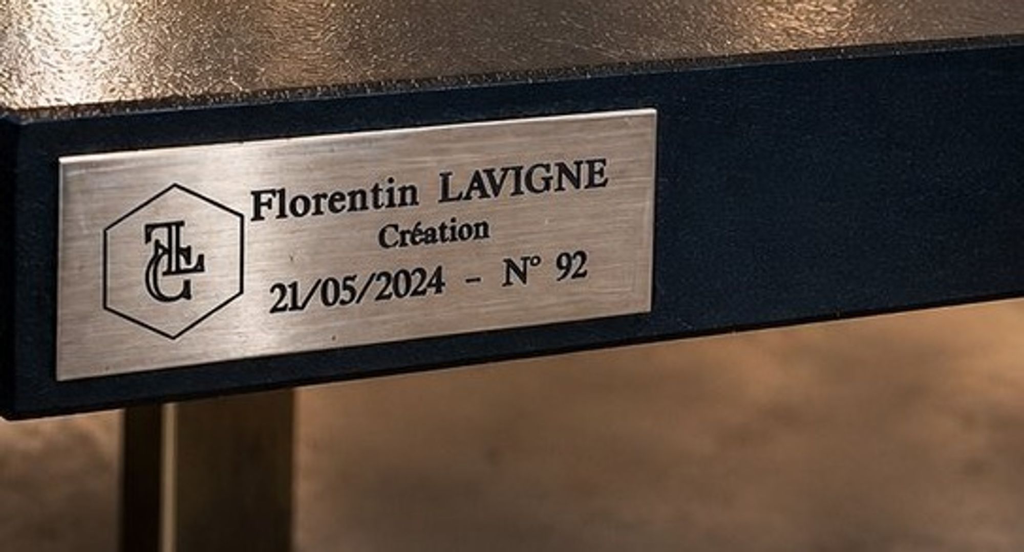 Plaque de laiton gravée, date et numéro de fabrication – détail 2